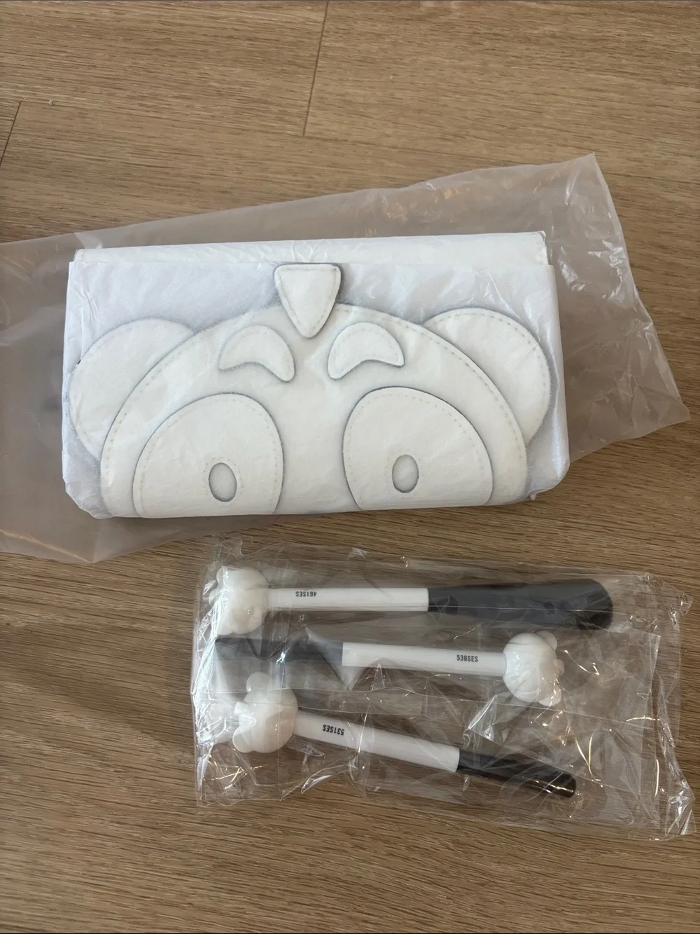 NEW!  MAC Cosmetics White Handle Makeup Brush Set with Black Bristles